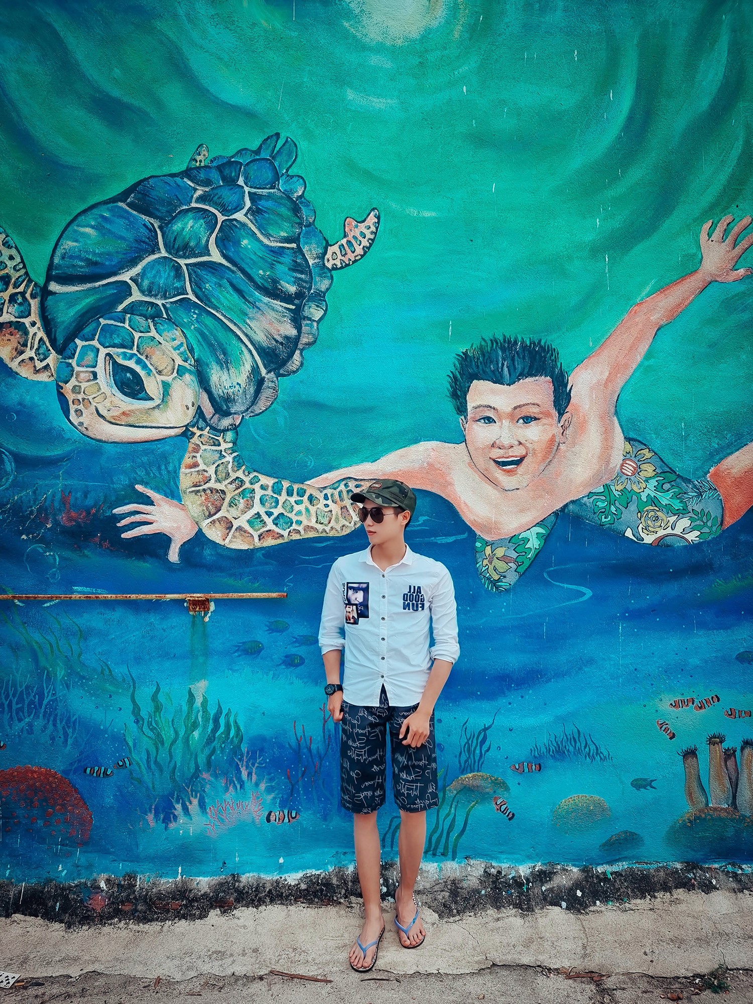 chàng trai trẻ ghé thăm hết những ngôi làng bích họa đặc sắc của Việt Nam