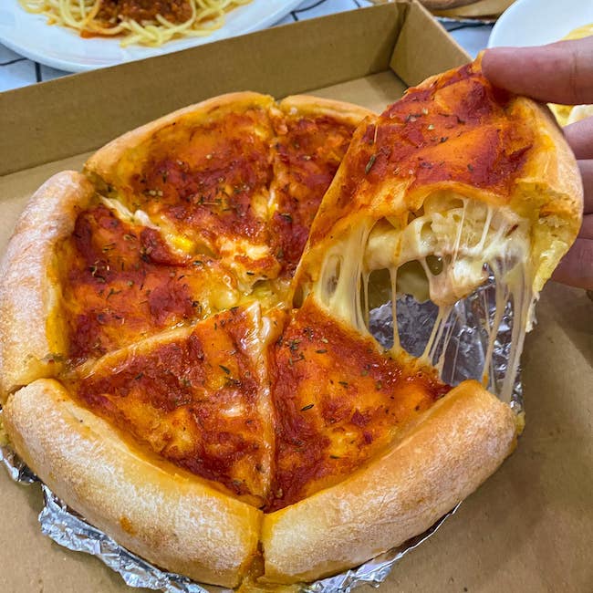 Bánh pizza chicago nhân nhồi đẫm phomai siêu lạ đang nổi ở Hà Nội 