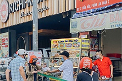 Sài Gòn ngày đầu tiên nới lỏng giãn cách: Dân tình "đổ xô" đi mua bánh mì, món ăn hot nhất hôm nay là đây rồi! 
