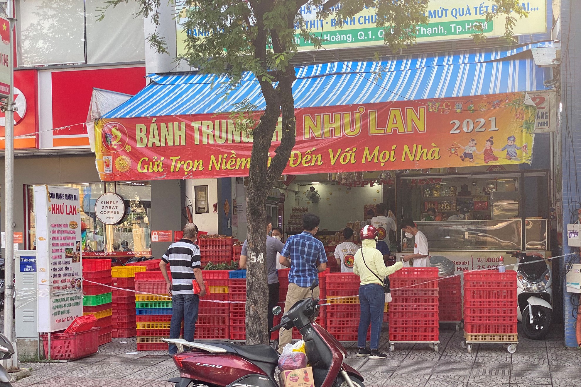 người Sài Gòn đổ ra “ủng hộ” hàng quán đông nghẹt, món cháy hàng lại là… bánh trung thu