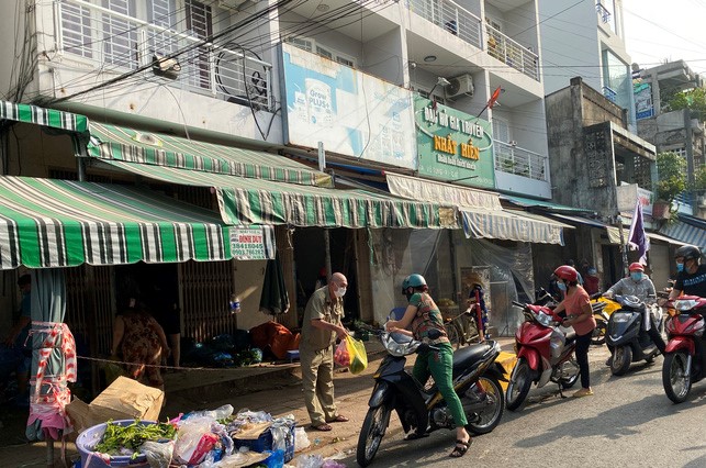người Sài Gòn đổ ra “ủng hộ” hàng quán đông nghẹt, món cháy hàng lại là… bánh trung thu