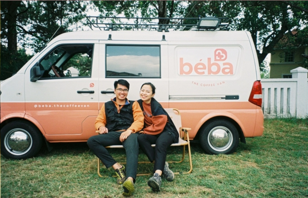 Cặp vợ chồng trẻ gây sốt Đà Lạt với xe cà phê di động, vừa du lịch vừa bán cà phê
