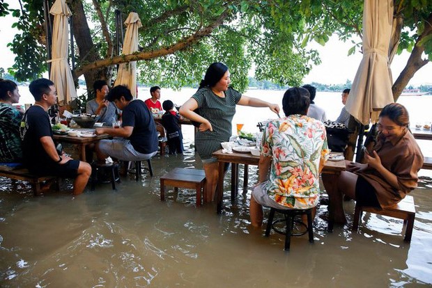 bà chủ của nhà hàng ở Thái Lan này sáng tạo mô hình ăn giữa biển nước thu hút thực khách