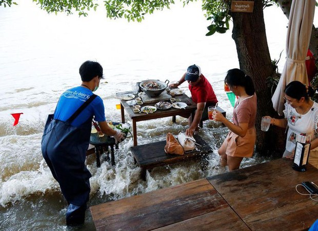bà chủ của nhà hàng ở Thái Lan này sáng tạo mô hình ăn giữa biển nước thu hút thực khách