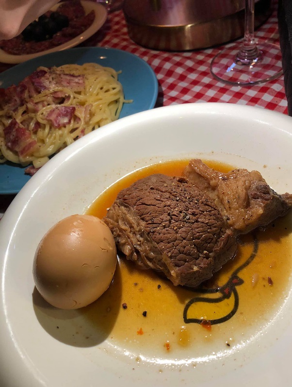 cô gái đi ăn nhà hàng Pháp bất ngờ khi được phục vụ món trứng thịt