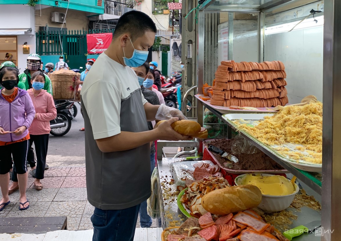 bánh mì nổi tiếng Sài Gòn 58k 1 ổ nhưng vẫn đắt khách