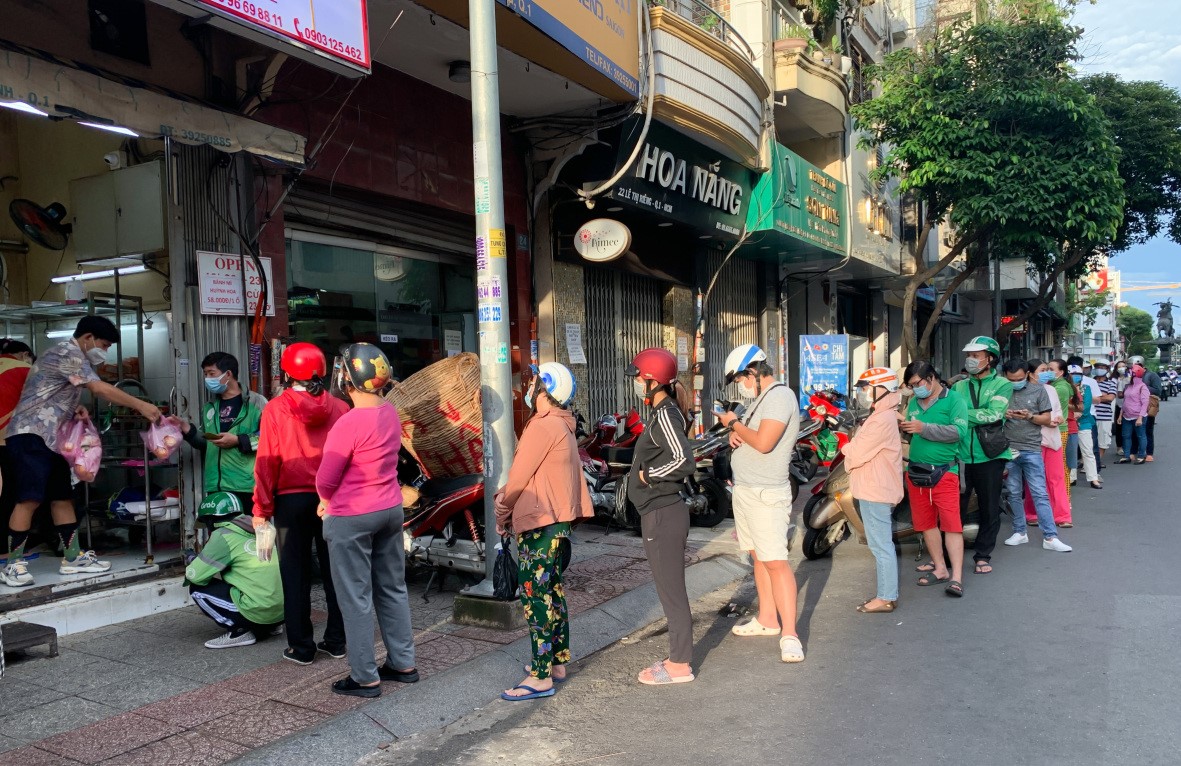 bánh mì nổi tiếng Sài Gòn 58k 1 ổ nhưng vẫn đắt khách