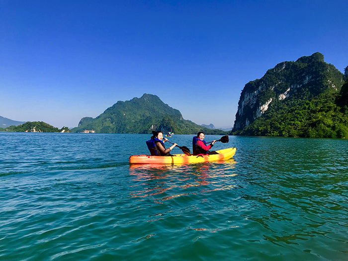 chèo thuyền kayak trong lòng hồ Hòa Bình