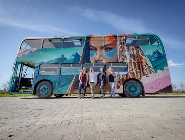 4 cô gái cải tạo “nhà trọ di động” từ chiếc xe buýt rẻ tiền, vừa được vi vu thỏa thích, vừa kiếm nghìn đô mỗi tuần