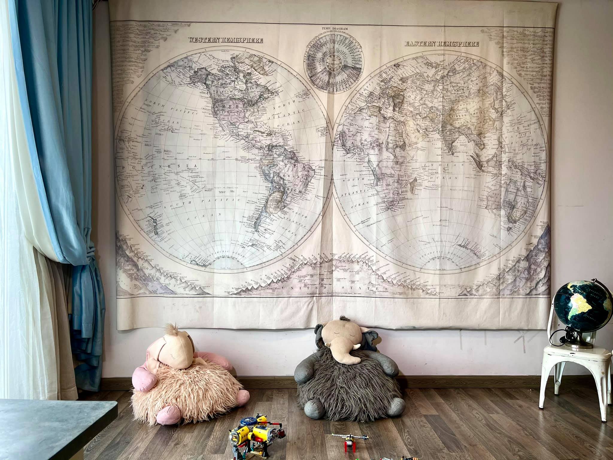 Điểm nhấn trong căn phòng 2 bé là bức tranh bản đồ thế giới lớn được treo đối diện giường ngủ.