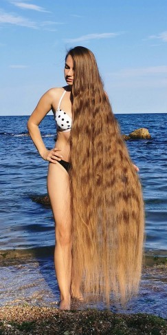 Những bức ảnh đi biển độc đáo của người phụ nữ gần 30 năm không cắt tóc, trông như nàng tiên cá