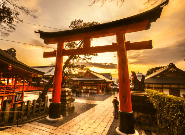 Cánh cổng trời Torri đặc trưng cho văn hóa Nhật Bản