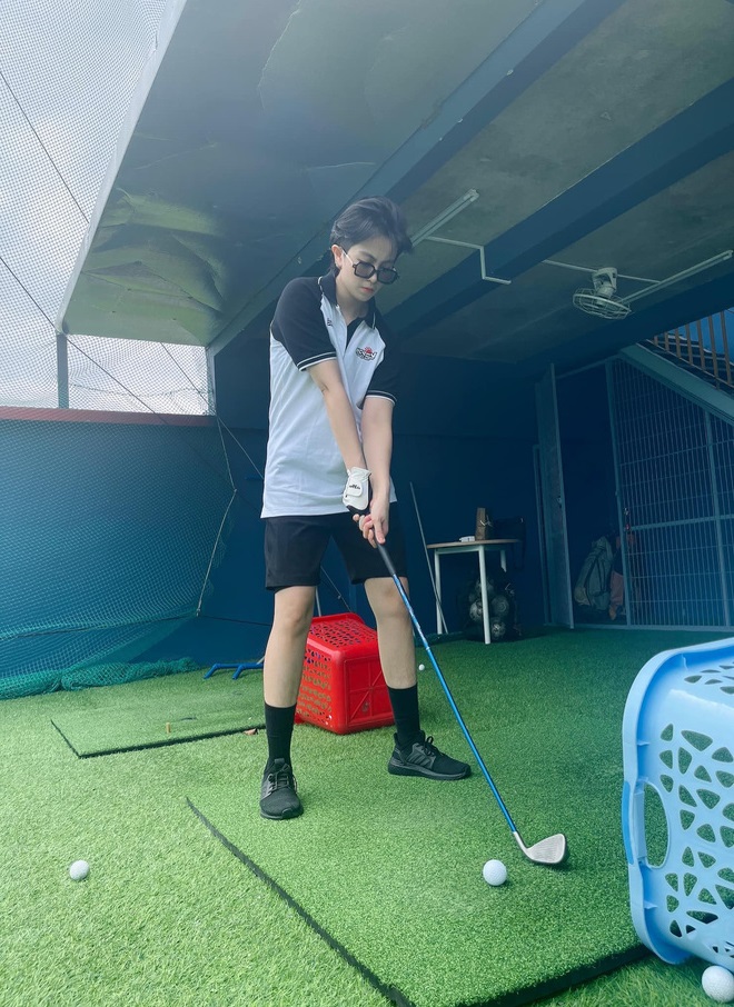 Hoàng Thùy Linh và Gil Lê công khai đi chơi golf