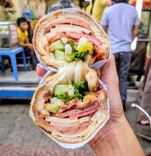 2 hàng bánh mì giá "cắt cổ" ở Sài Gòn và Hà Nội, giá 1 ổ lên tới trăm nghìn