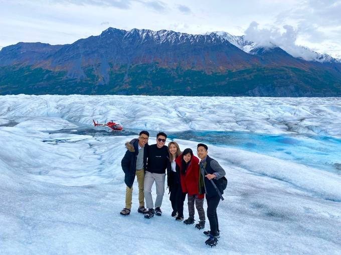 chàng trai Việt đi trực thăng, khám phá núi băng hùng vĩ và uống nước tinh khiết ở Alaska