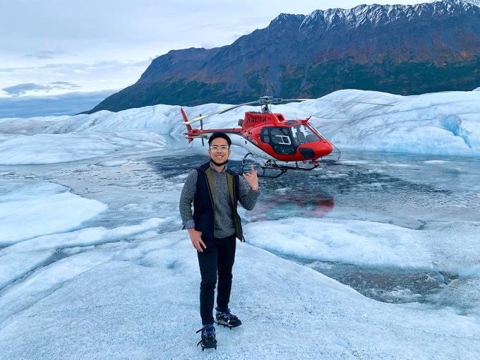 chàng trai Việt đi trực thăng, khám phá núi băng hùng vĩ và uống nước tinh khiết ở Alaska