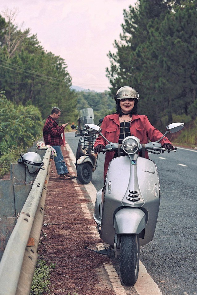 Mẹ U60 cùng hai con phượt từ TP. HCM đến Đà Lạt bằng xe máy