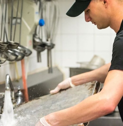 nhà hàng Canada: trả lương 1,1 tỷ đồng cho nhân viên rửa bát