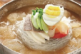Bày vẽ làm mì lạnh Hàn Quốc Naengmyeon-mul ngọt ngon ngày cuối tuần