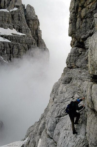 dạo quanh Châu Âu chinh phục 8 điểm leo núi cheo leo hàng đầu thế giới