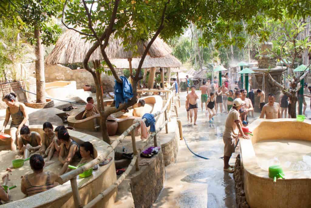 Dịch vụ tắm bùn Tháp Bà được rất nhiều người yêu thích khi ghé thăm Nha Trang