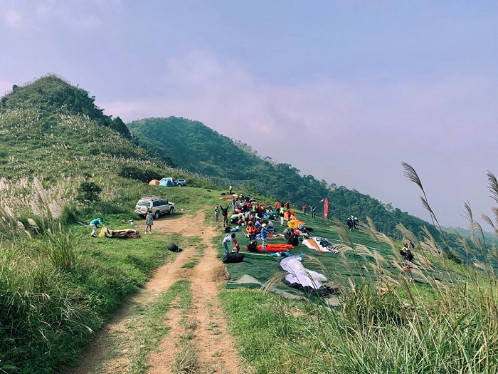 Dịp cuối tuần, giới trẻ lại rủ nhau lên cắm trại, sống ảo tại đồi Bù