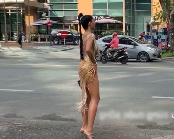 hoa hậu Hhen Niê xuống đường bắt taxi duyên dáng gây bão cõi mạng