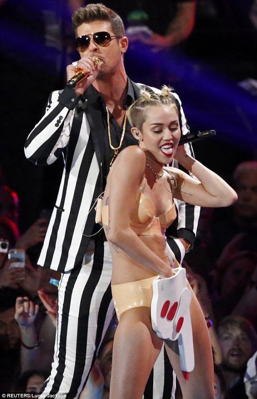 hành động phản cảm của Miley Cyrus
