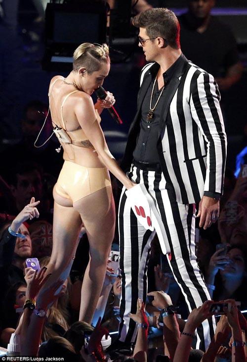 Miley Cyrus trình diễn cùng Robin Thicke