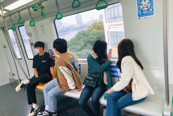 Loạt hình ảnh kém văn minh trên tàu Cát Linh - Hà Đông: nhiều bạn trẻ thản nhiên ngồi ghế ưu tiên, bỏ khẩu trang nói chuyện