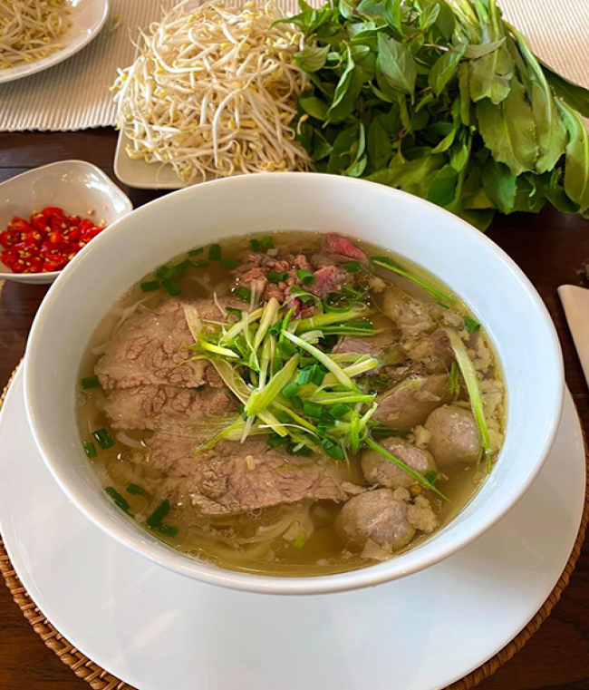 Tăng Thanh Hà làm phở