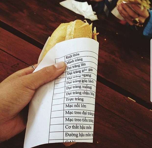 Dở khóc dở cười trước những mảnh giấy gói bánh mì đúng chuẩn độc nhất vô nhị của người Việt Nam