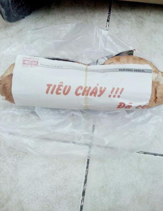 Dở khóc dở cười trước những mảnh giấy gói bánh mì đúng chuẩn độc nhất vô nhị của người Việt Nam