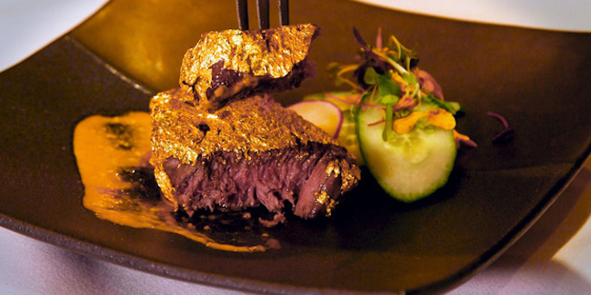 Ăn thịt bò dát vàng 24k tại Dolce Golden Lake Hà Nội 
