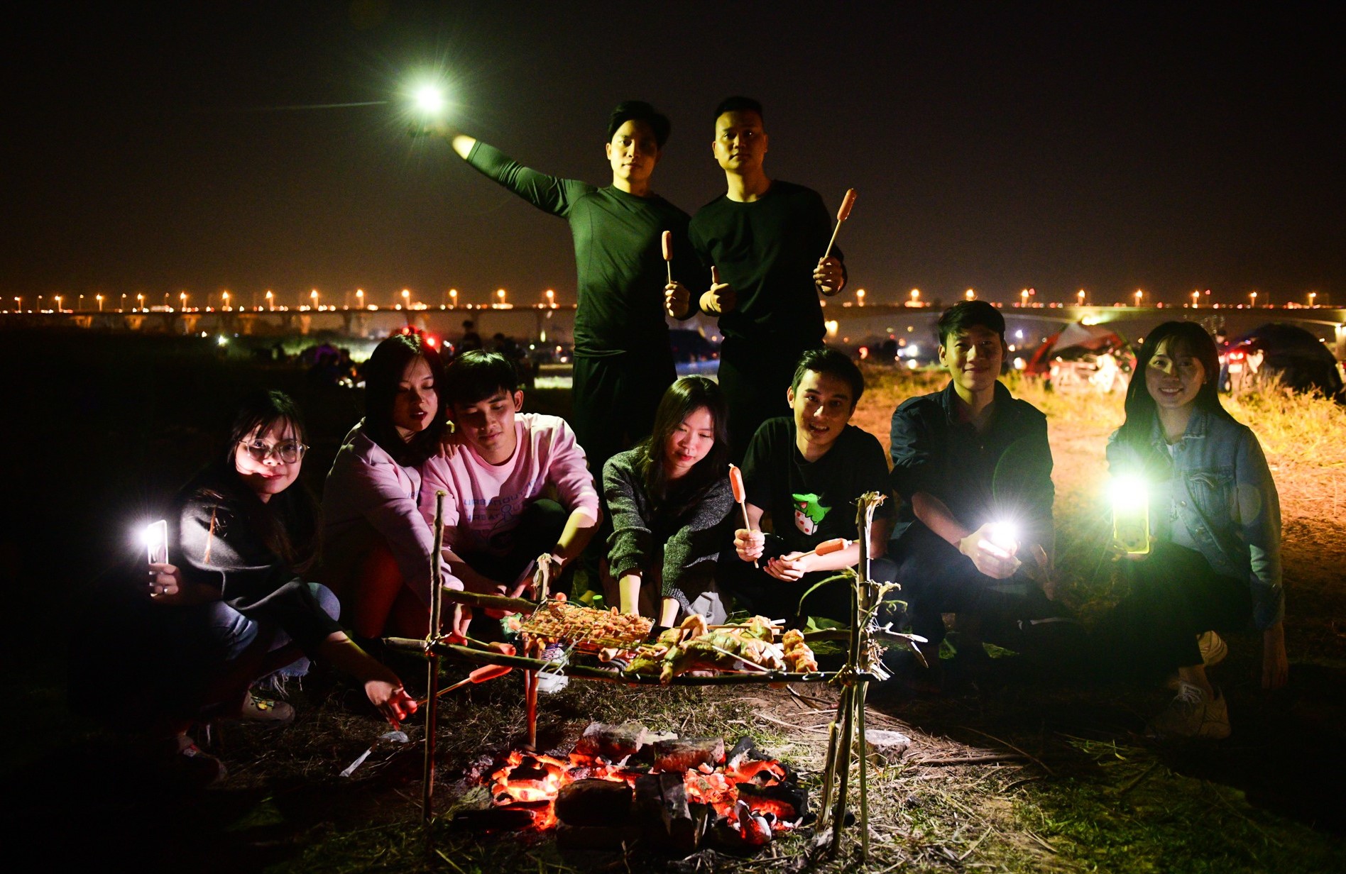 Nhiều gia đình, giới trẻ Hà Nội rủ nhau cắm trại, vui chơi ven sông Hồng xuyên ngày cuối tuần