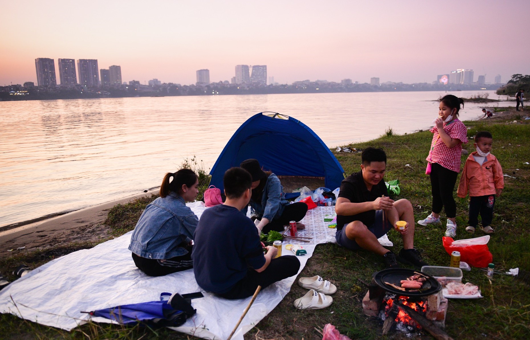 Nhiều gia đình, giới trẻ Hà Nội rủ nhau cắm trại, vui chơi ven sông Hồng xuyên ngày cuối tuần