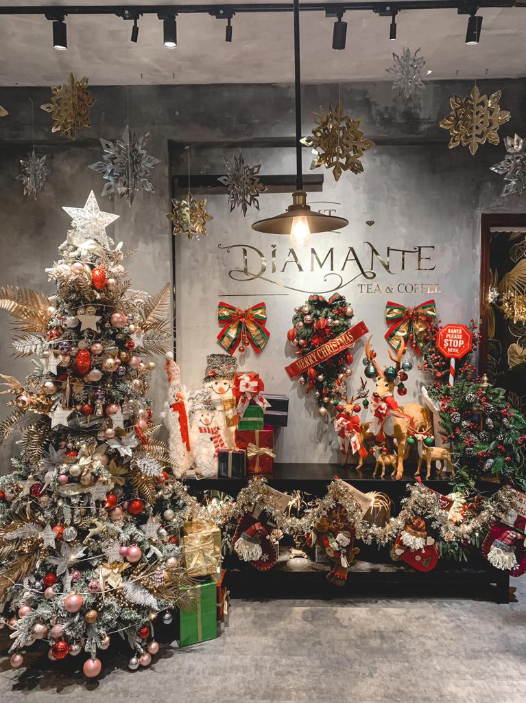 Cảm nhận lòng yêu đời của mùa Giáng sinh với những hình ảnh đầy cảm hứng về những quán cafe trang trí Noel đẹp mắt. Với ánh sáng dịu dàng và không khí ấm cúng, đặc biệt hơn trong không gian đầy sắc màu của Giáng sinh, khách hàng sẽ bị mách bảo bằng cách đưa hình ảnh đầy màu sắc!