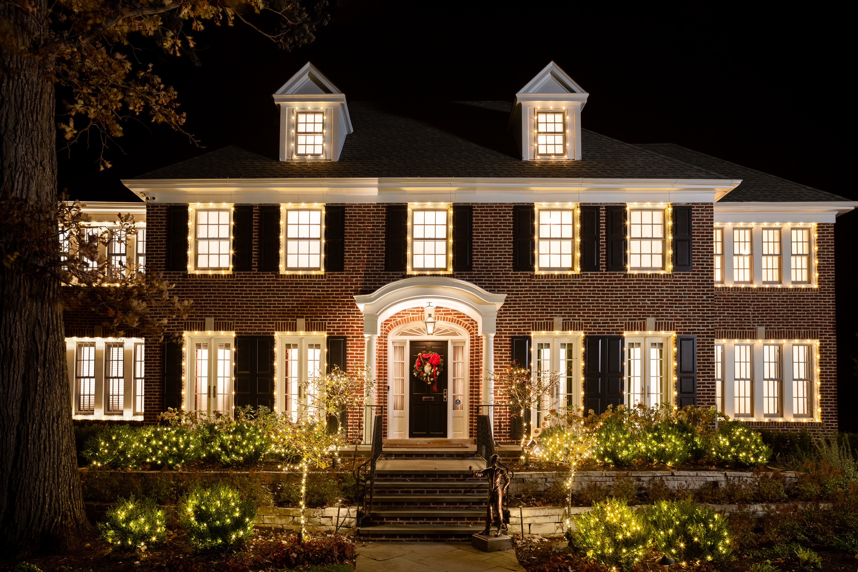 Lần đầu tiên: Ngôi nhà quay “Home Alone” mở cửa cho khách thuê đêm giáng sinh duy nhất, mức giá rẻ bất ngờ!