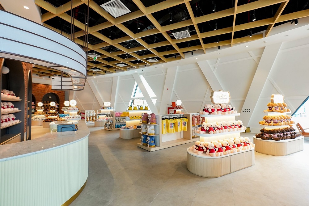 Tại bảo tàng gấu Teddy Phú Quốc có bán kẹo, bánh ngọt, kem tươi hấp dẫn.