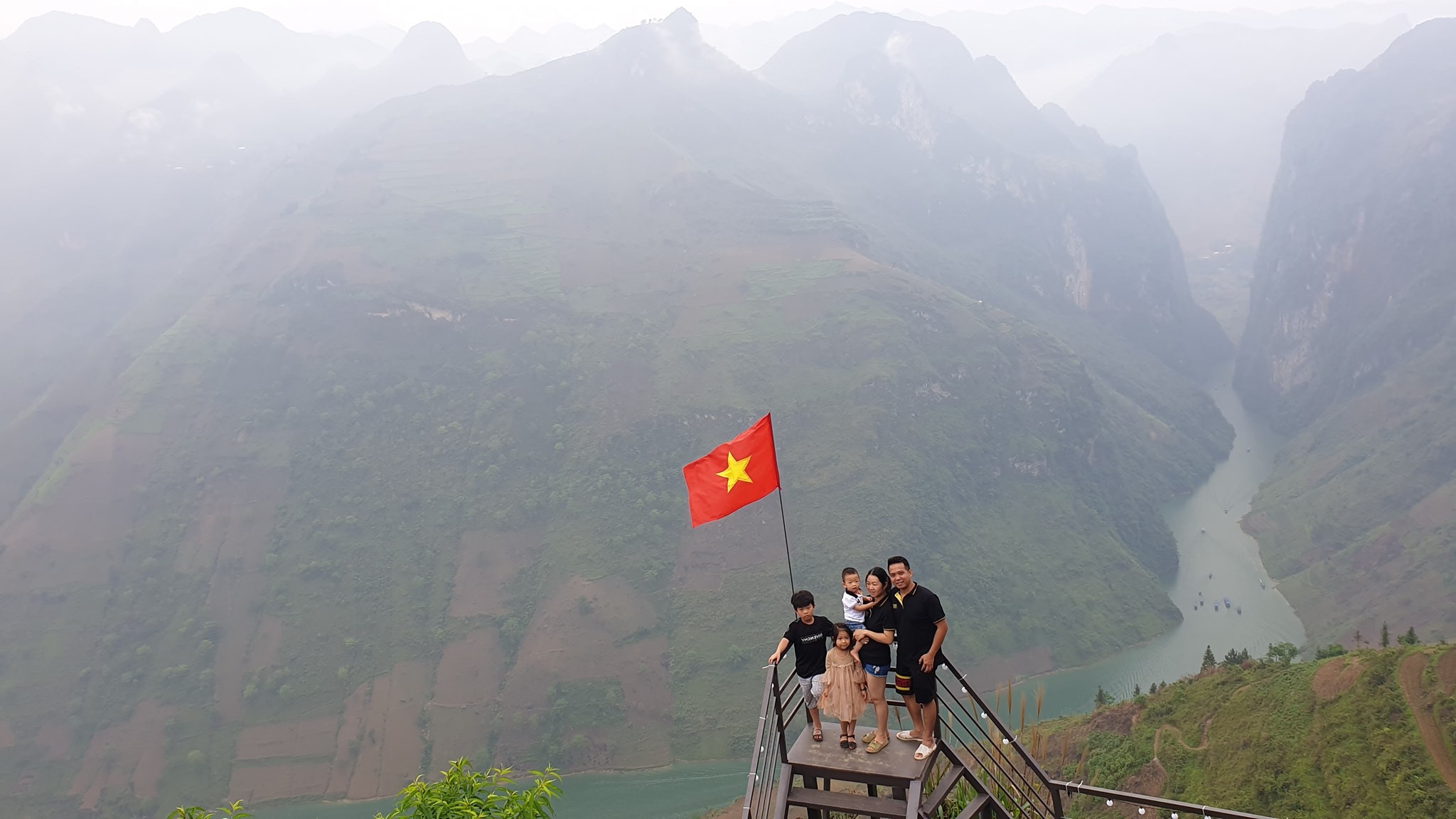 Hành trình đi phượt của gia đình trẻ: "ăn bờ, ngủ bụi", đưa 3 con đi cùng từ 2 tháng tuổi