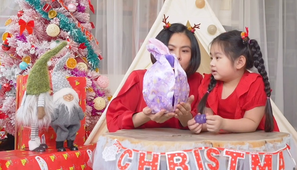 Vân Trang cùng con gái đón Giáng sinh