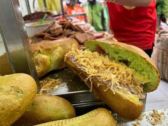 Bánh mì trà xanh Huynh Hoa - Món mới độc lạ hay cà khia khéo?