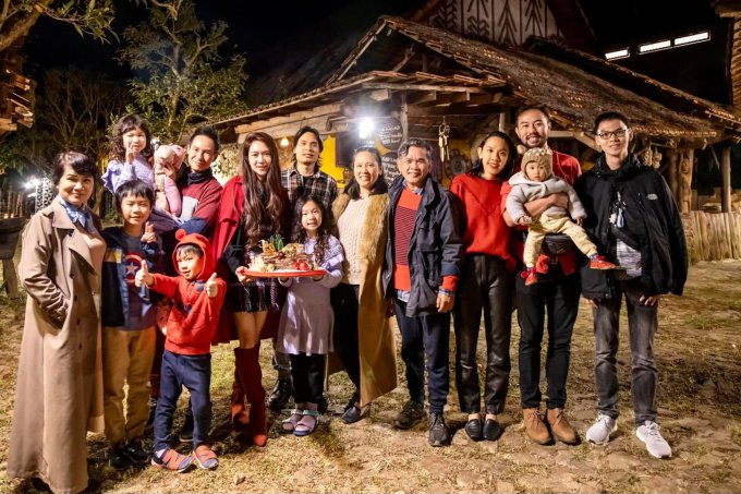 Sao Việt đồng loạt chia sẻ khoảnh khắc đón Giáng sinh ấm áp, vui vẻ bên gia đình
