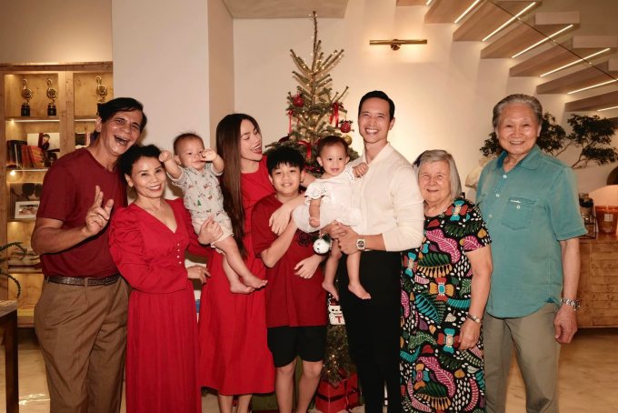 Sao Việt đồng loạt chia sẻ khoảnh khắc đón Giáng sinh ấm áp, vui vẻ bên gia đình