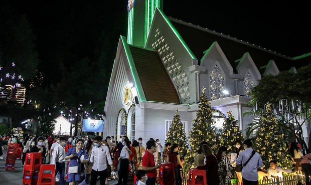 Các nhà thờ tại TP.HCM chật kín người đêm Noel riêng một nơi lại yên ắng đến lạ thường
