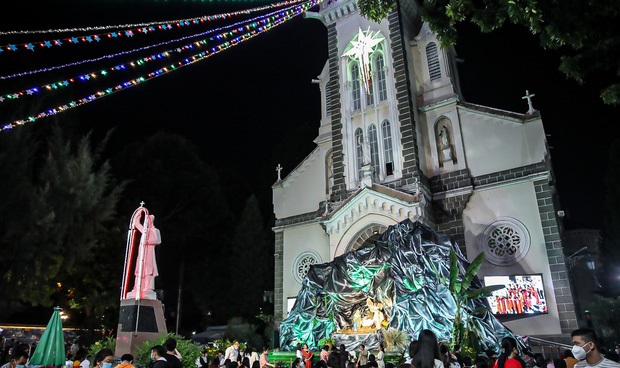 Các nhà thờ tại TP.HCM chật kín người đêm Noel riêng một nơi lại yên ắng đến lạ thường