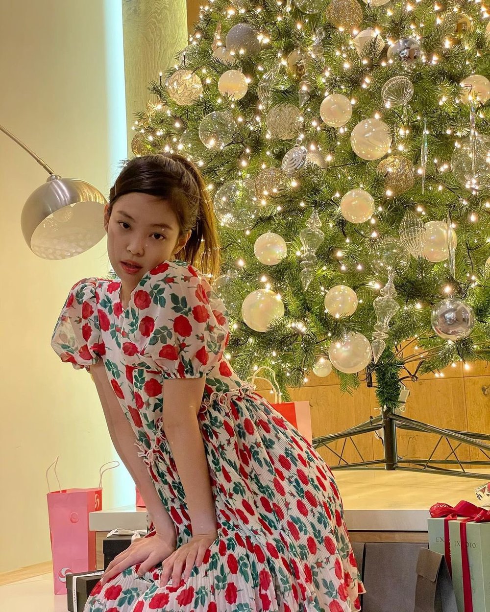 Jennie tận hưởng lễ Giáng sinh sang chảnh tại khách sạn 426 triệu/đêm