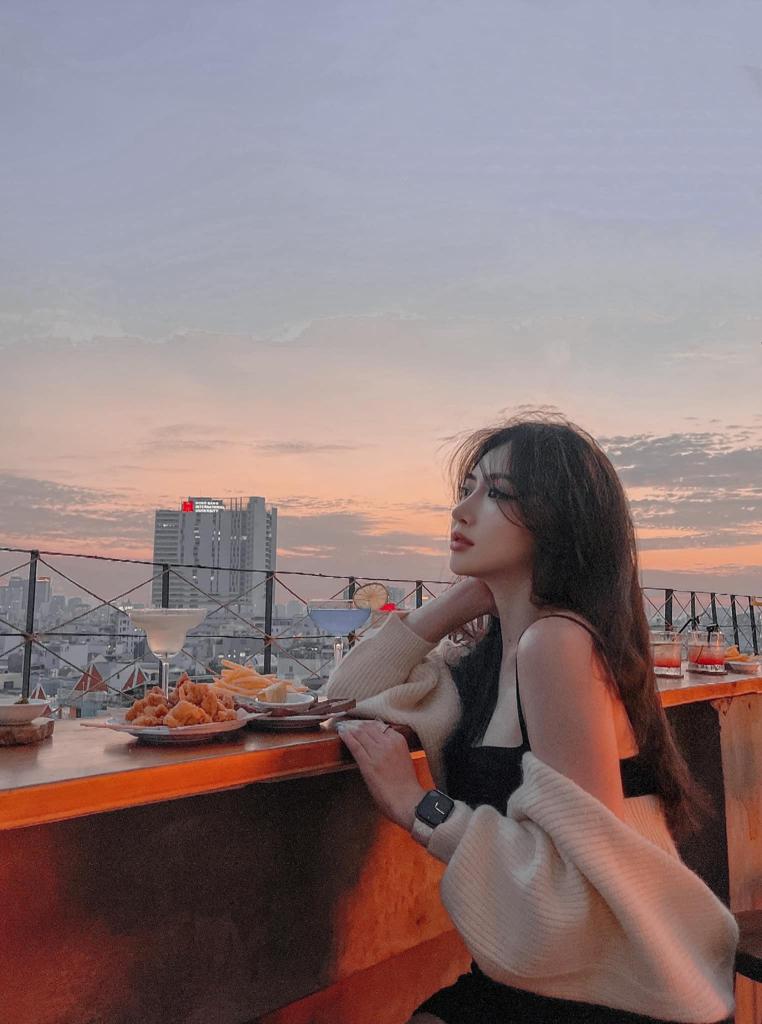 Cùng ngắm nhìn toàn cảnh đẹp lung linh từ quán cafe rooftop ngay bên vách núi, thoải mái thả mình đắm chìm trong khung cảnh đầy say đắm.