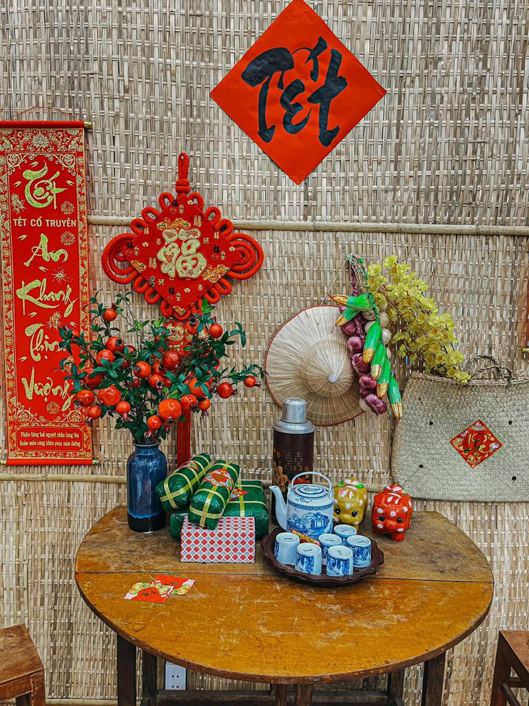 Trang trí Tết là hoạt động truyền thống đầy ý nghĩa. Tết sắp tới, hãy thể hiện tình yêu quê hương bằng cách trang trí nhà cửa thật đẹp và lung linh. Đừng quên chuẩn bị những món đồ trang trí độc đáo để tạo nên không gian Tết đậm chất Việt Nam nhé.