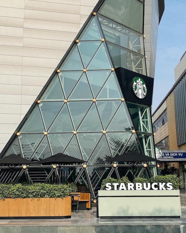 Giới trẻ rủ nhau Tết dương lịch 2022 đi Starbucks Long Biên mới mở